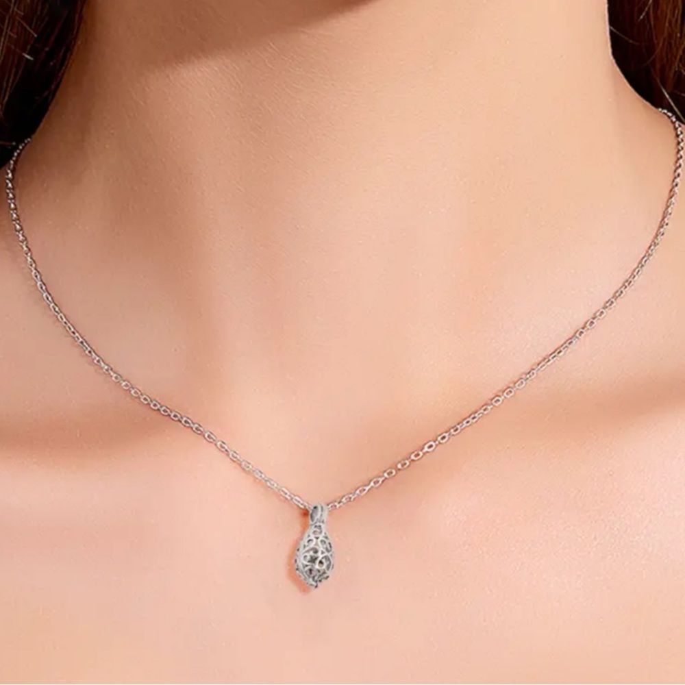 New Aromatherapy Essential Oil Diffuser Locket Pendant Necklace Hollowed out - Picture 2 of 3